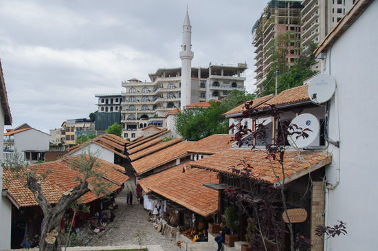 Die alte Basarstrasse, und dahinter neue gesichtslose Hotelbauten