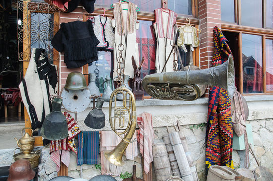 Von Souvenirs bis zu altem Krimskrams reicht die Palette