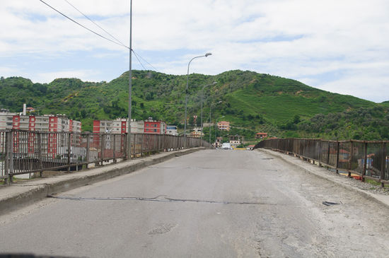 Diese Brücke in Durres war nur im Schritttempo zu befahren