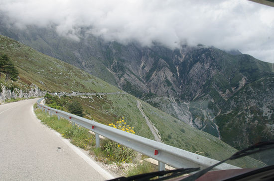 Steile Serpentinen geht es wieder hinunter