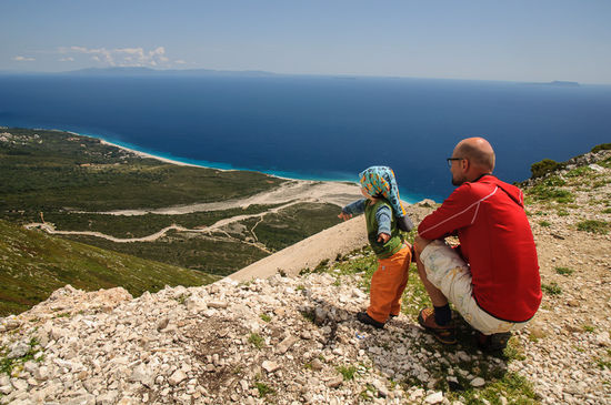 Steine fliegen auch hier