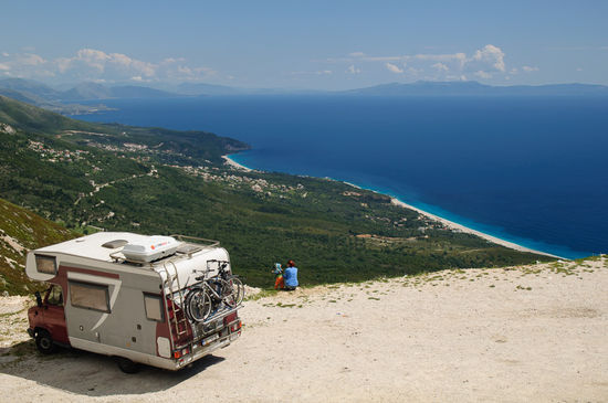 Wunderschön. Die langgezogene Insel im Hintergrund ist übrigens Corfu.