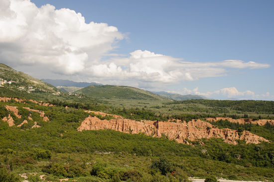 Entlang der Riviera gibt es immer wieder rote Sandsteinformationen