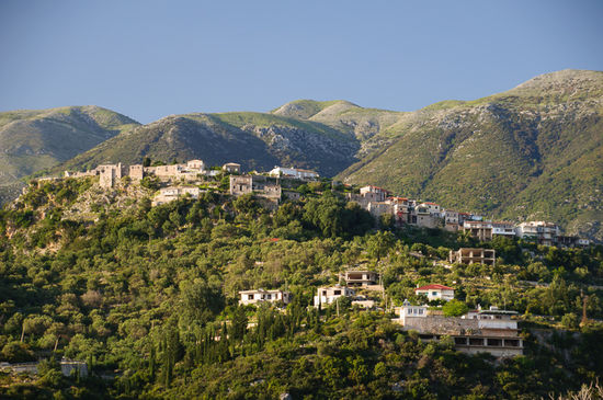 Vom Campingplatz sehen wir auf Himare-Fushe, dem Bergdorf zum entsprechenden Küstenort.