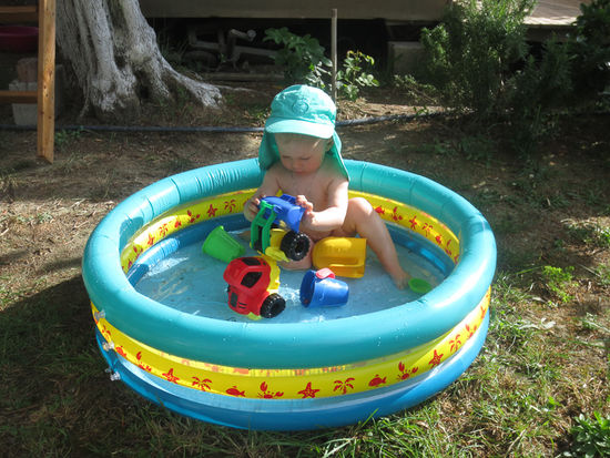 Das Meer war noch kalt, da musste zwischendurch auch mal das Plantschbecken zum Baden herhalten.