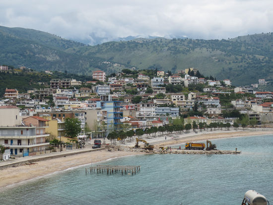 Die Strandpromenade von Himare