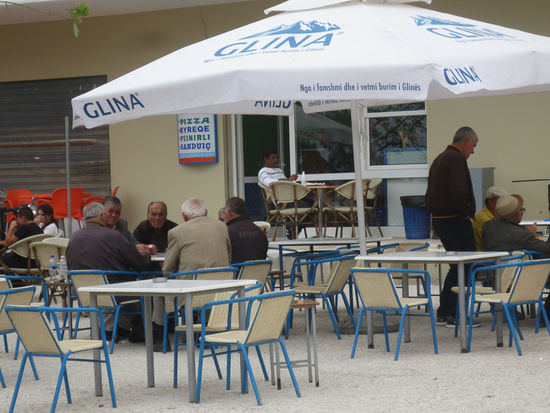 Hauptbeschäftigung der älteren Männer ist eindeutig das Kartenspielen.