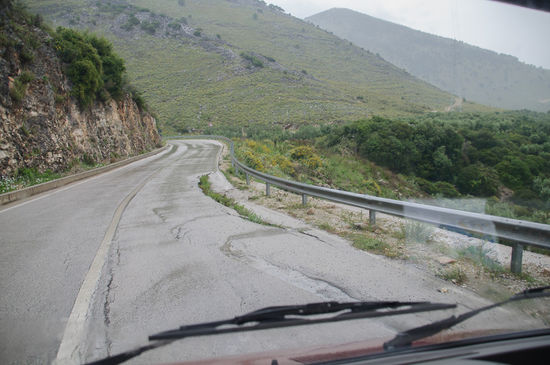 Manchmal fehlt da auch einfach ein Teil der Strasse