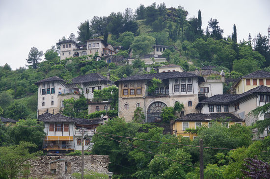 Gjirokaster ist berühmt für seine Wehrturmhäuser