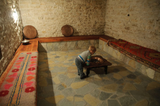 Ein alter Aufenthaltsraum, mit der Kupferschale zum Handwärmen in der Mitte