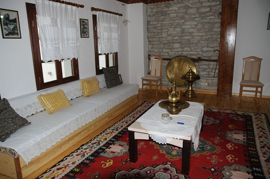 Der modernere Aufenthaltsraum darüber