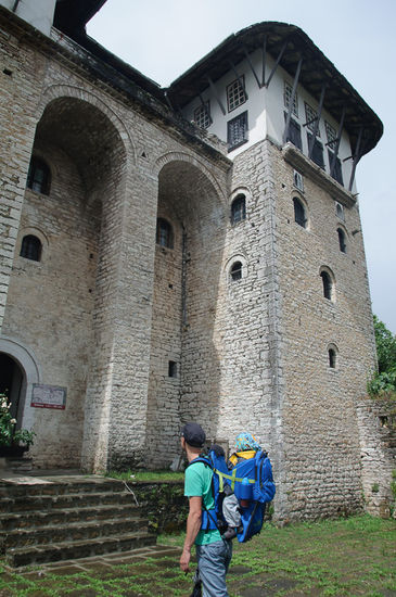 Wenn man dieses Ritual mit Stehenbleiben, Runterzeigen, "Geog"-Sagen oft macht, dann kann man sich vorstellen, wie lange es dauert das 20 Meter hohe Zakatehaus hinauf zu kommen.