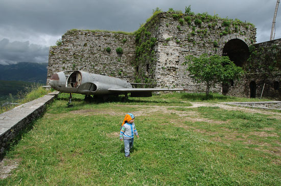 Ein altes amerikanisches Flugzeug, notgelandet während des kalten Krieges in Albanien