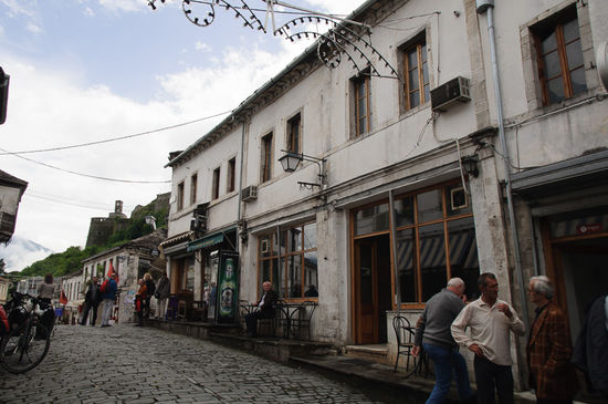 In der Altstadt stehen bei den Cafes die Tische direkt an der Strasse