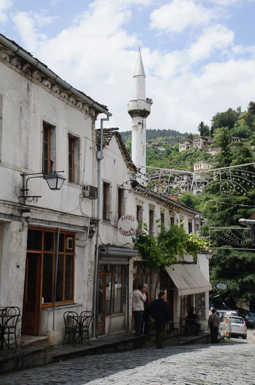 Im Hintergrund die Moschee.