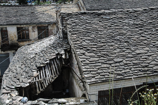 Alle Häuser sind noch mit den traditionellen Schieferdächern gedeckt. Ein quatratmeter wiegt 500kg, kein wunder wenn da mal ein Dach einstürzt.