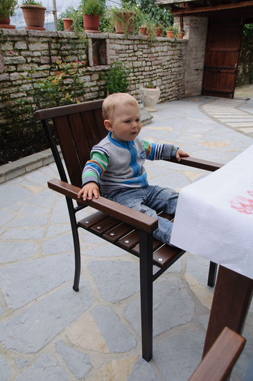 Gerog sitzt auf seinem Thron und wartet auf das Abendessen