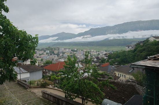 Blick von der Altstadt Richtung Neustadt und Drinos Tal, mit der Gebirgskette auf der anderen Seite