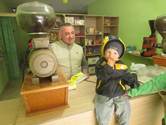 Hier haben wir unsere Kaffeevorräte aufgefüllt. Und dazu gabs für alle einen Keks, was besonders Georg gefreut hat.