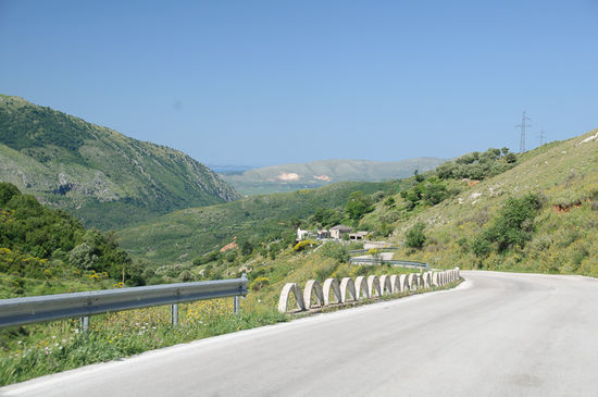 Und auf der anderen Seite geht es wieder hinunter, hinten kann man schon das Meer sehen.