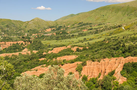 Immer wieder kommt der rote Sandstein durch.