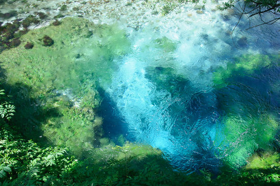 Das Blue Eye, eine der Quellen der Bistrica. Es werden hier 8 Kubikmeter Wasser pro Sekunde nach oben gedrückt.