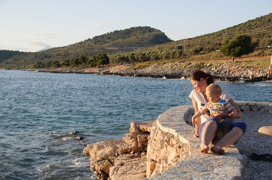 Steine werfen ist immer noch eine beliebte Beschäftigung.