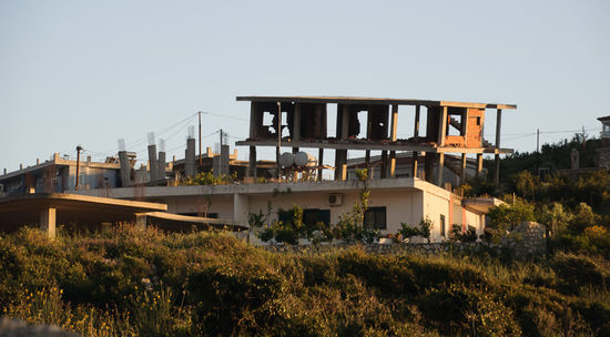 Halbverfallene Bauten sieht man in Ksamil sehr oft.