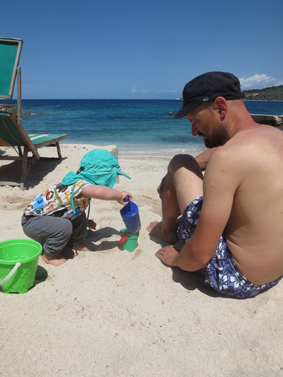 Sandburgen wurden auch gebaut. Es reichte allerdings nur zu einem kleinen Turm, zu dem Georg dann "Dingdong" sagt, bevor er ihn umschmeisst.