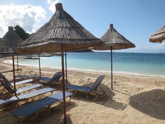 Die Sonnenschirme und Liegen stehen schon, die Touristen lassen noch ein wenig auf sich warten