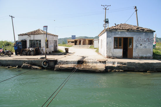 Mit Stahlseilen wird das Floss hin und her gezogen