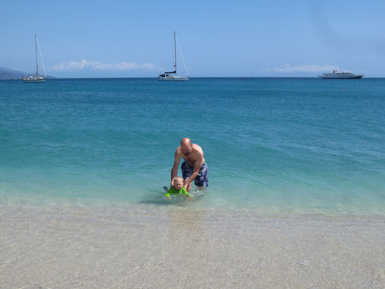Beim Schwimmen braucht er dann aber doch noch Hilfe