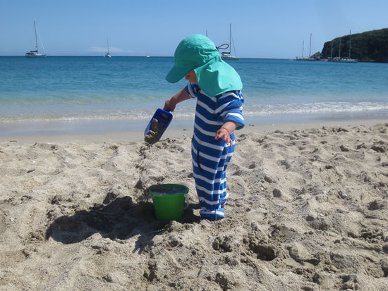 Der Sand muss in den Kübel