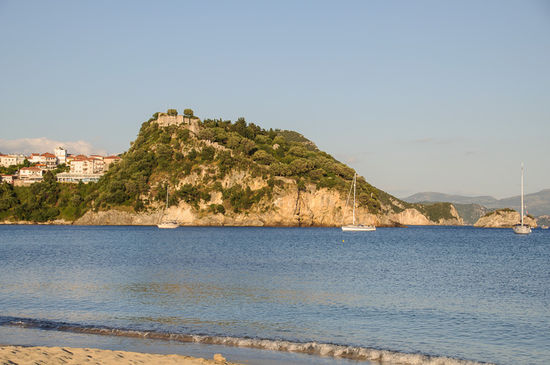 Der Hügel zwischen Valtos und Parga mit der Burgruine