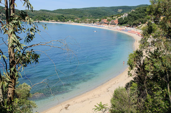 Blick von der Ruine zurück zum Strand von Valtos