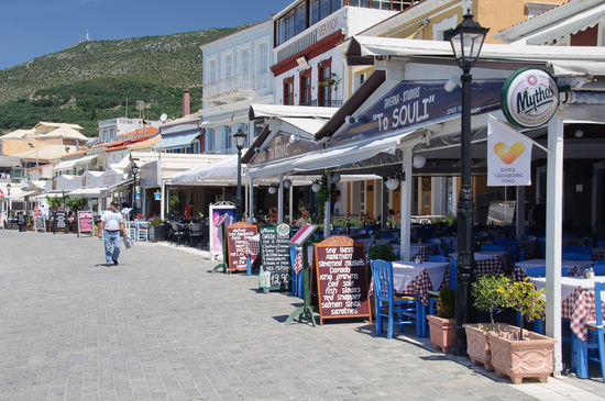 An der Hafenpromenade reiht sich ein Restaurant an das andere