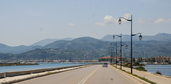 Auf dem Damm nach Levkas, die Boote im Hafen sind schon gut zu sehen