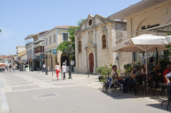 Zwischendurch sind immer wieder kleine Kirchen