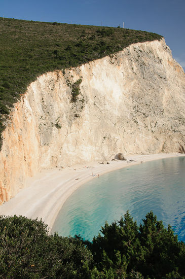 Steile Klippen, weisser Strand, und türkises Wasser