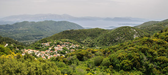 ... und bald kommt Englouvi in Sicht, dahinter sieht man schon das Meer.