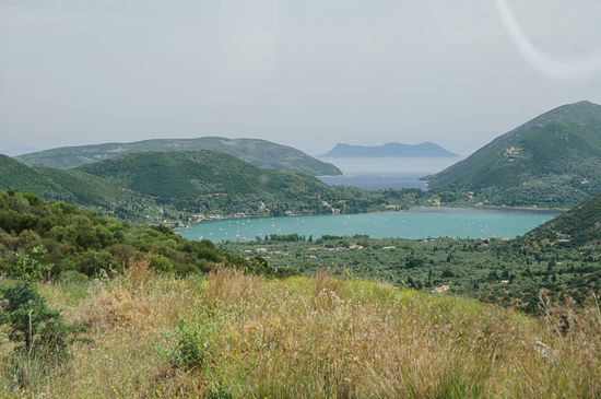 Von Englouvi gehts in steilen Serpentinen wieder runter Richtung Meer.