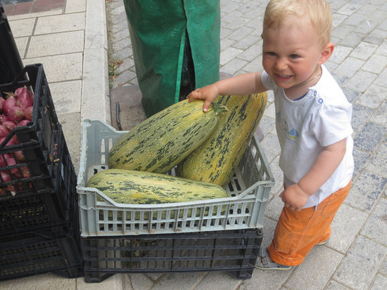 Am Markt in Amfilochia. Georg ist von der Größe der Zucchini begeistert.