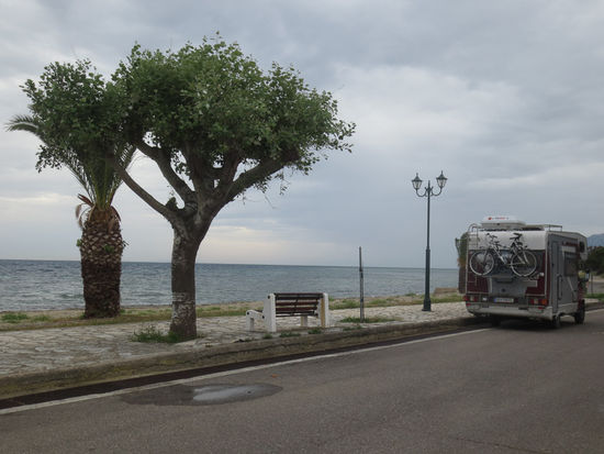 Direkt am Strand steht unser Auto für die Nacht