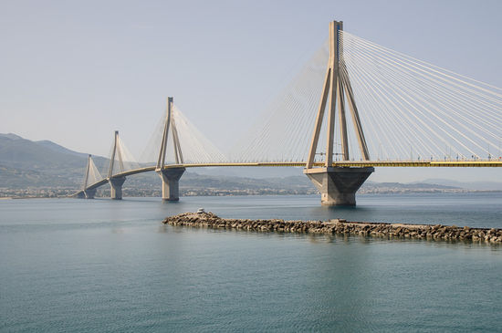Die Brücke über die Meerenge von Patras