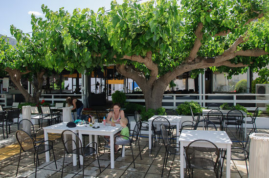... und ein gemütliches Strandcafé zum Pause machen und Energie tanken mit einem Greek coffee.