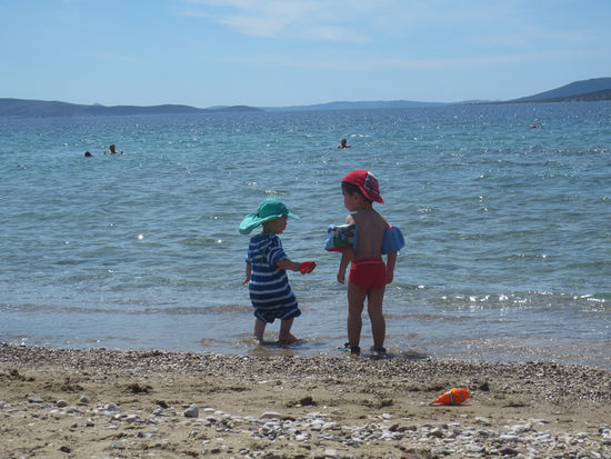 Georgs neuer Freund Mario. Zuerst spielen am Strand ...