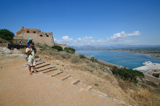 Ausblick in die Bucht mit dem Kreuzfahrtschiff