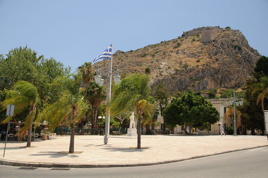 In Nafplion, und oben sieht man die Burg