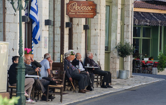 In der Hauptstrasse von Dimitsana. Ein Bild das man in Griechenland des öfteren sieht.