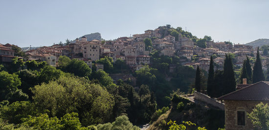 Dimitsana liegt auf zwei Hügeln am Nordende der Schlucht